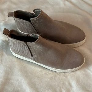 Like new faux suede platform tennis shoe/booty. Women’s size 9.